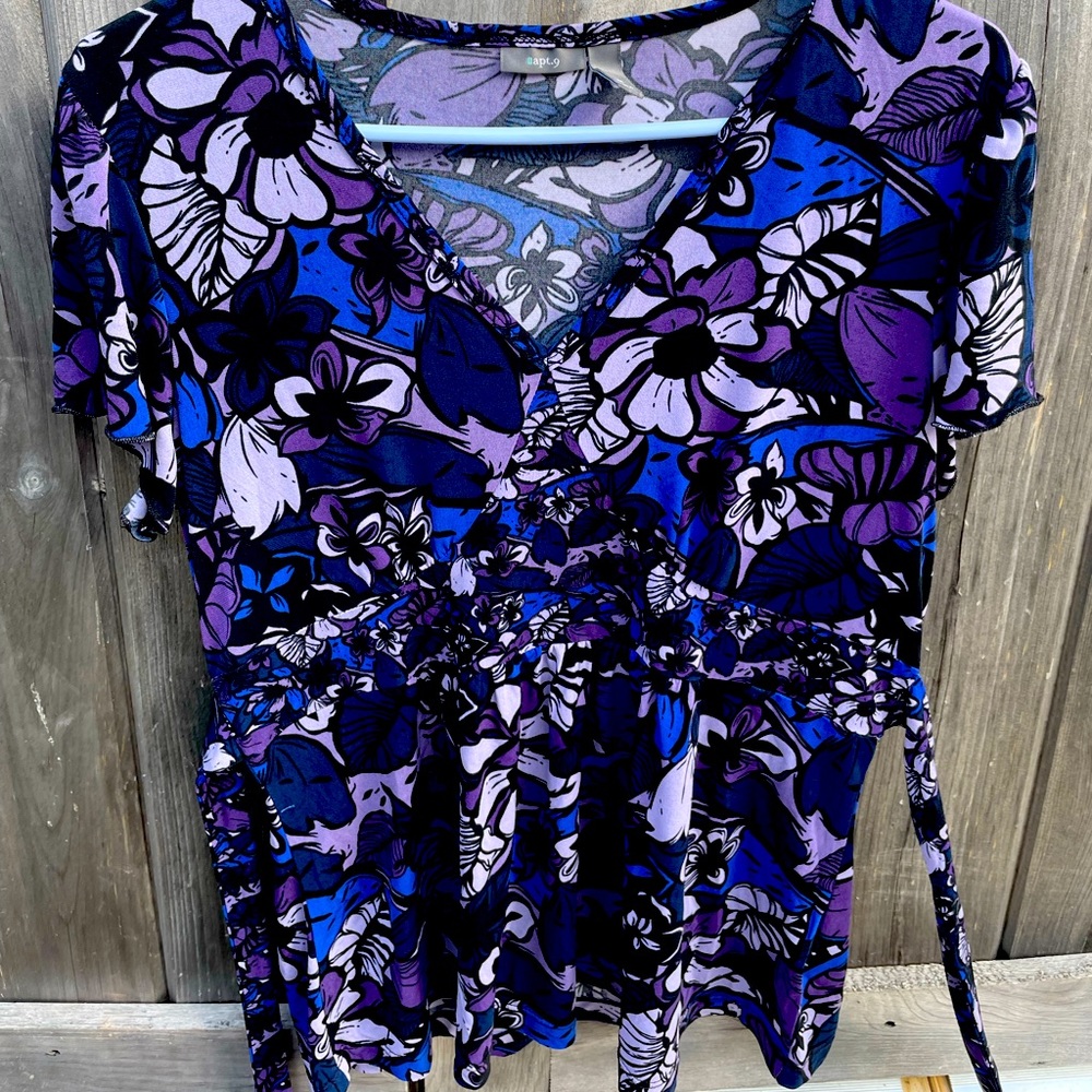 Apt 9 short sleeved women’s tie back blouse in multi-colored flowered print